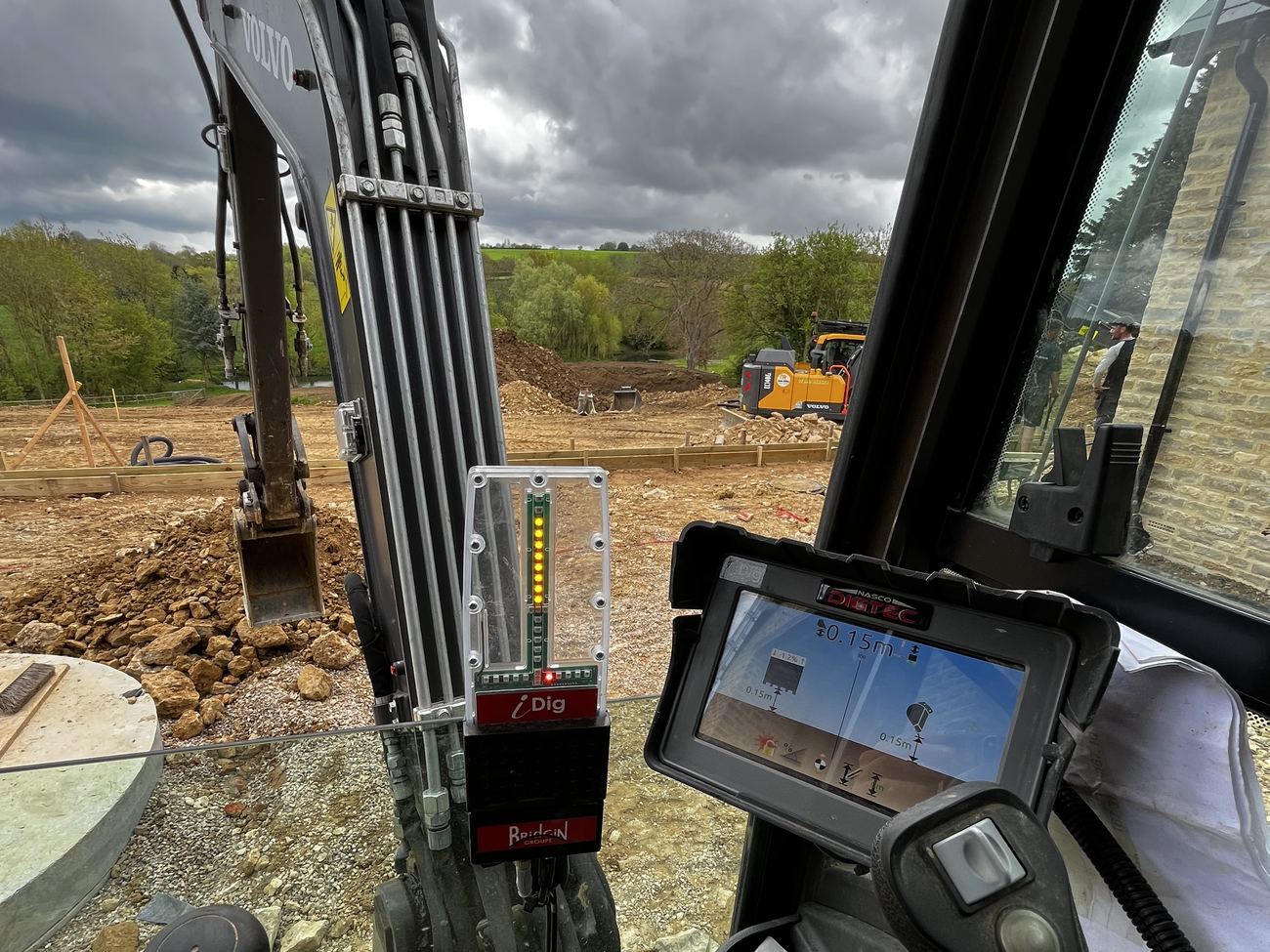 iDig 2D dual-grade laser level display showing live dig depth in the excavator cab
